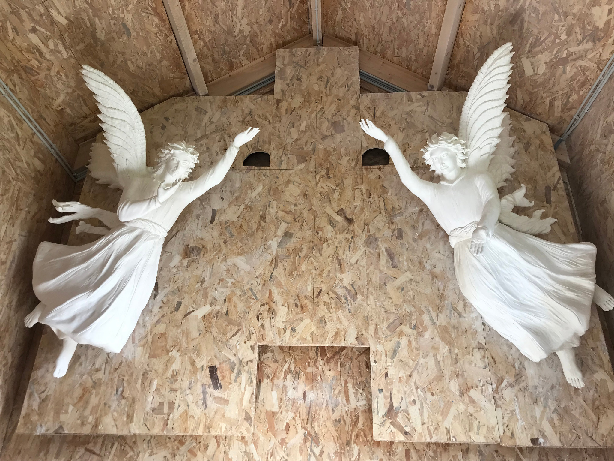 Deux anges en staff blanc avant leur finition