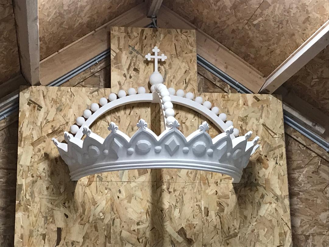 Couronne blanche réalisée en staff dans l’atelier