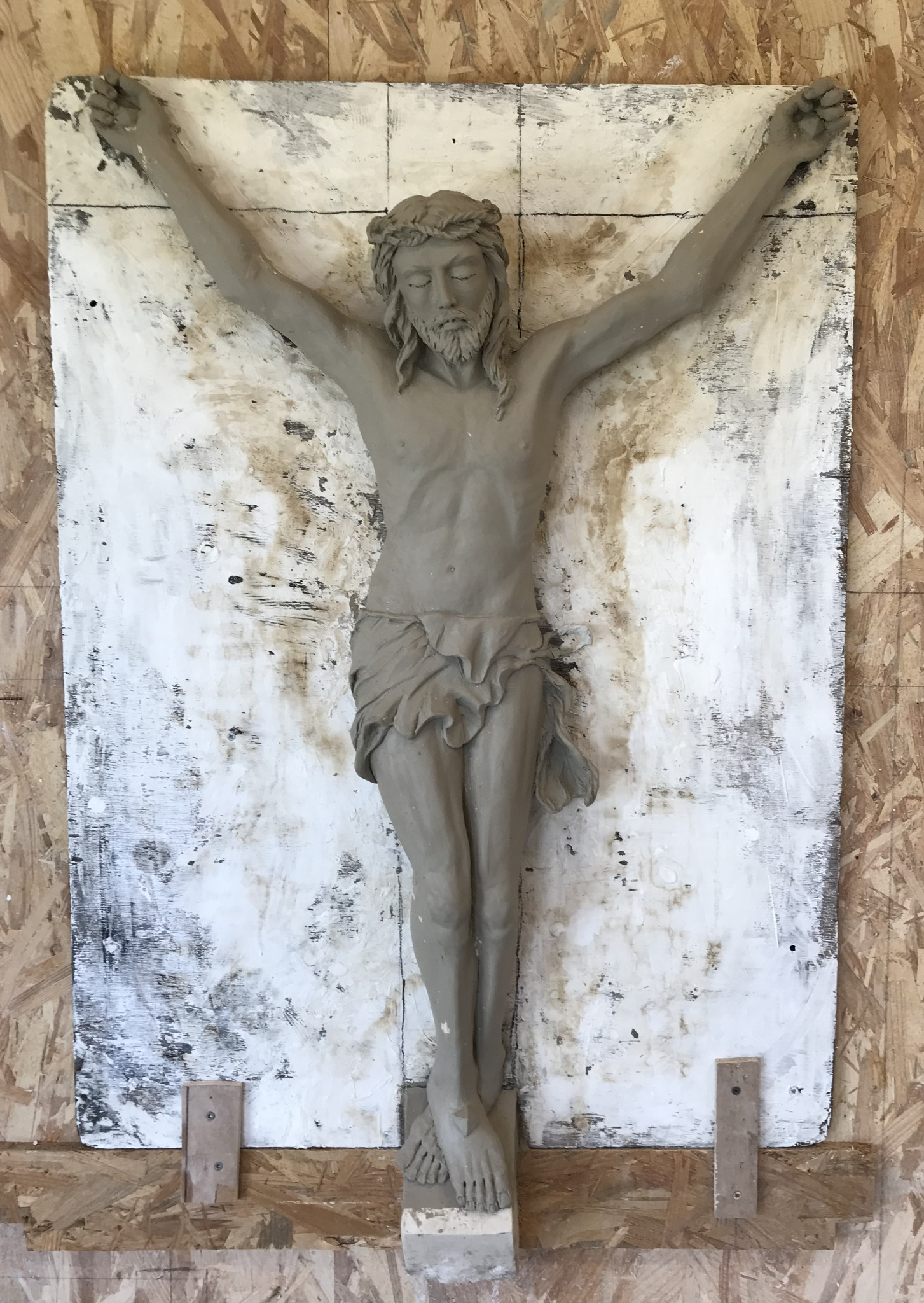 Modèle en argile d’un Christ en croix, présenté dans l’atelier